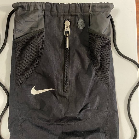 Nike Drawstring Backpack Light weight Black and Gray 2 Mesh Pockets Zip Pocket